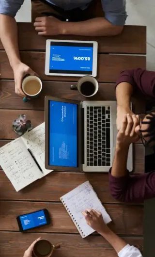 Service RH travaillant sur des indicateurs illustrant la performance et les écarts par rapport aux objectifs