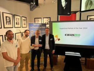 Les équipes de Kwanzeo reçoivent l'award Supportive Partner of the Year lors de la soirée Semarchy PartnerHub au Studio Harcourt