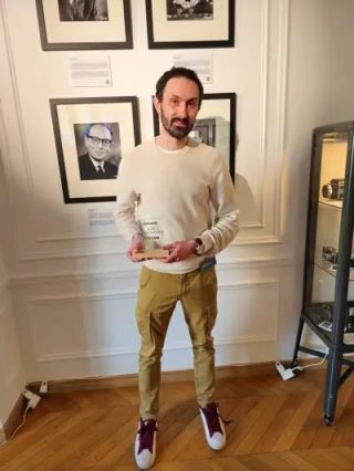 Stephan Verdier, de Kwanzeo, avec le trophée Supportive Partner of the Year de Semarchy