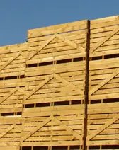 Caisses en bois empilées et alignées, illustration du Master Data Management