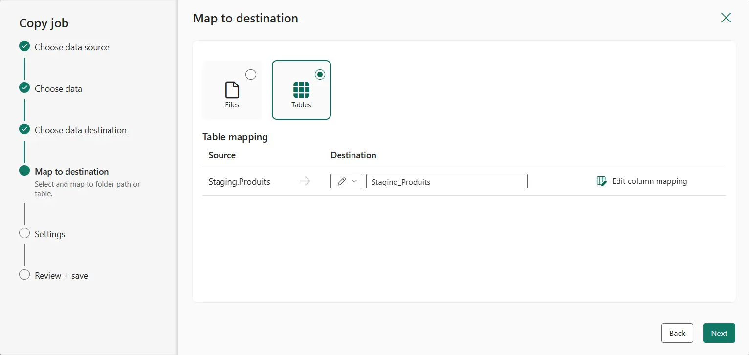 Interface de mappage des données vers la destination dans l’assistant de création de Copy Job sur Microsoft Fabric, avec options de modification des noms de tables, du schéma et des types de données.