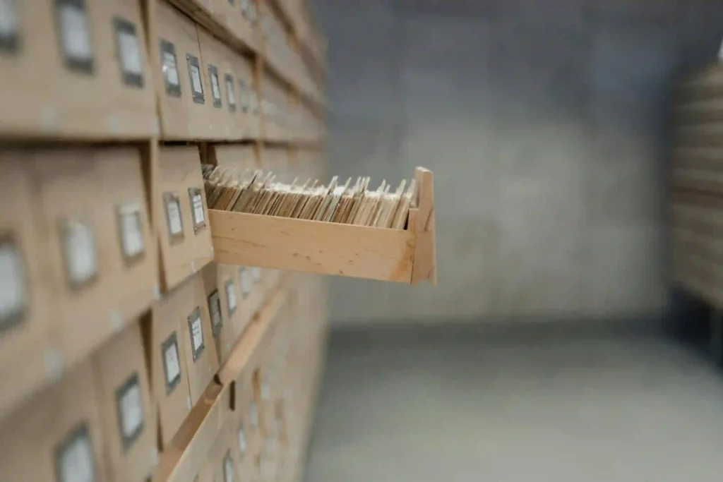 Image illustrant la priorisation des données à documenter dans un Data Catalog en fonction de critères comme la criticité, l’usage ou la sensibilité.
