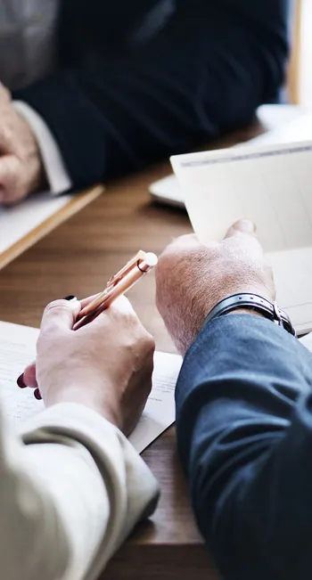 Illustration d'une réunion autour d’un tableau de bord financier regroupant un bilan, une analyse de résultats, un suivi de trésorerie et des indicateurs du contrôle de gestion.