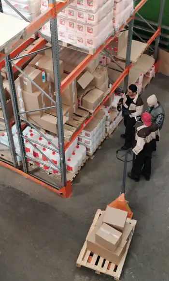 Image pour illustrer cinq indicateurs clés de performance logistique : taux de rotation des stocks, taux de service client, coût unitaire de transport, taux de commandes complètes, taux d’incidents de livraison.